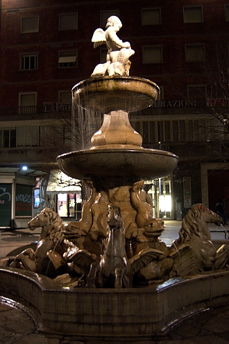 100_2110 small ancona fountain statue.jpg - 148598 Bytes